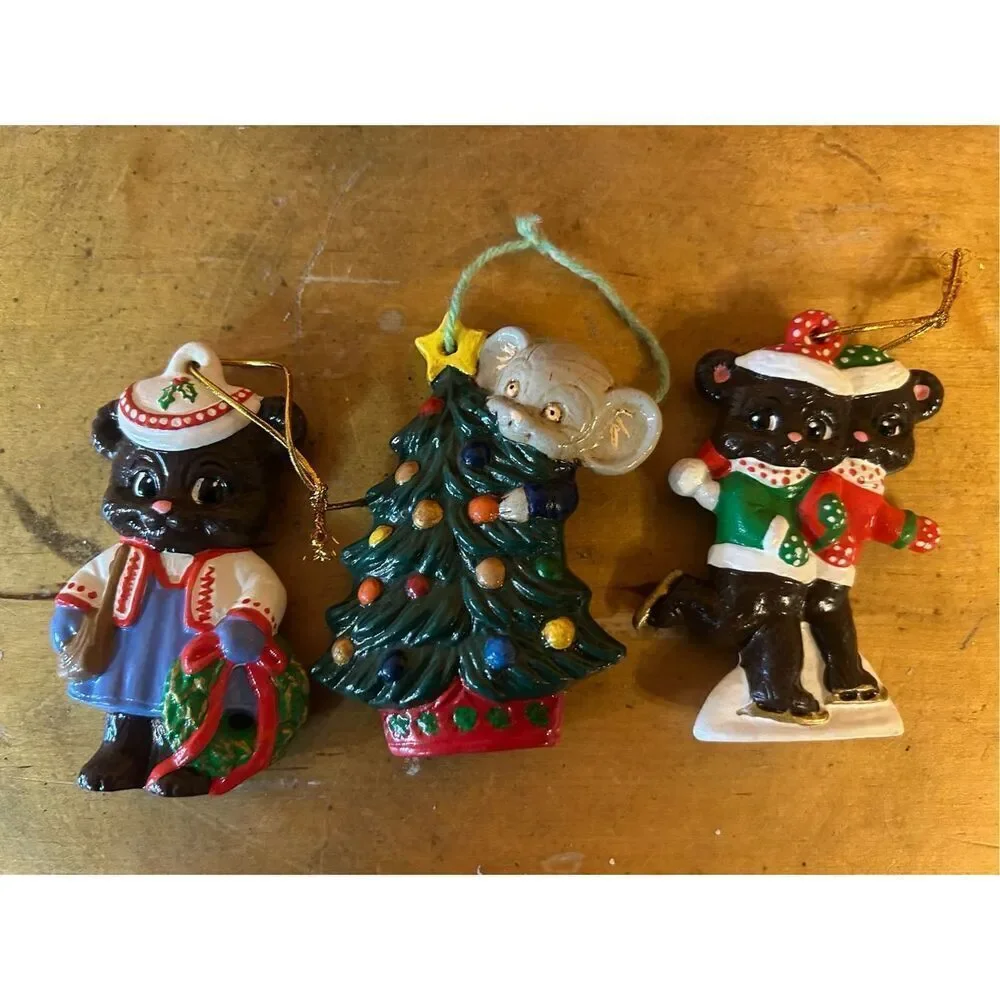 Vintage Christmas decorations, lot of four (8792)￼
